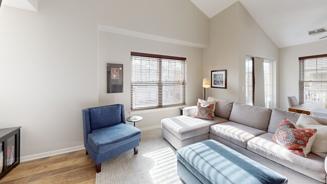 N16W26500 Meadowgrass Cir unit B, Pewaukee, WI 53072 - photo 2