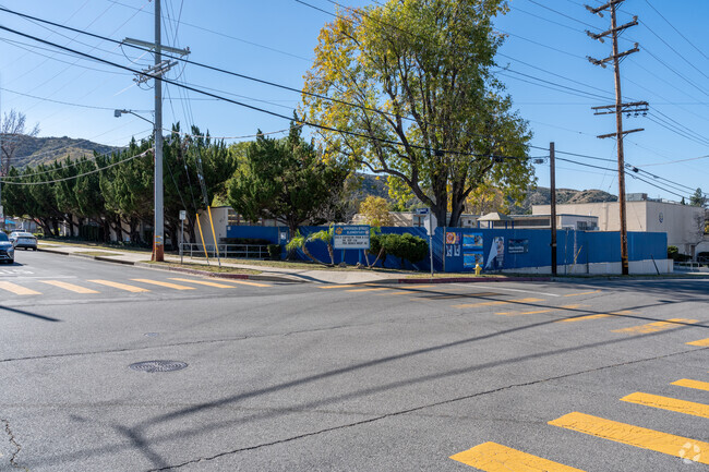 At Apperson Street Elementary, 52% of students scored at/above the proficient level for reading.