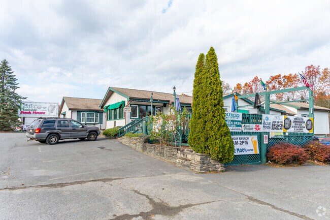 Fáilte is Dingman’s Irish pub and steak house, known for live music and hearty meals.