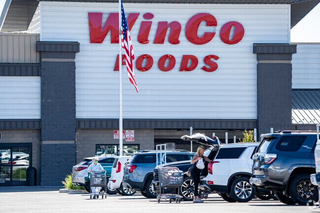 Stonebrook has two grcoery store options in the neighborhood, one of them being WinCo foods.