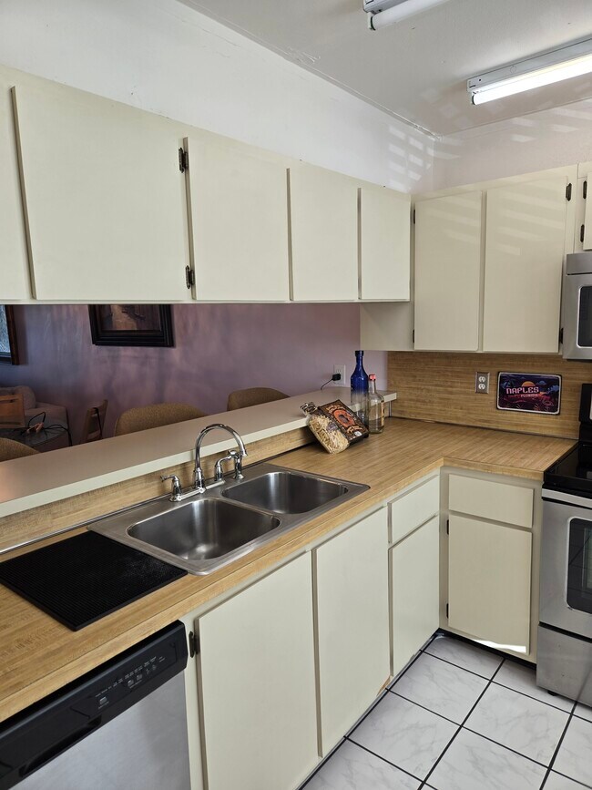 160 Palm Dr unit 4, Naples, FL 34112 - photo 4