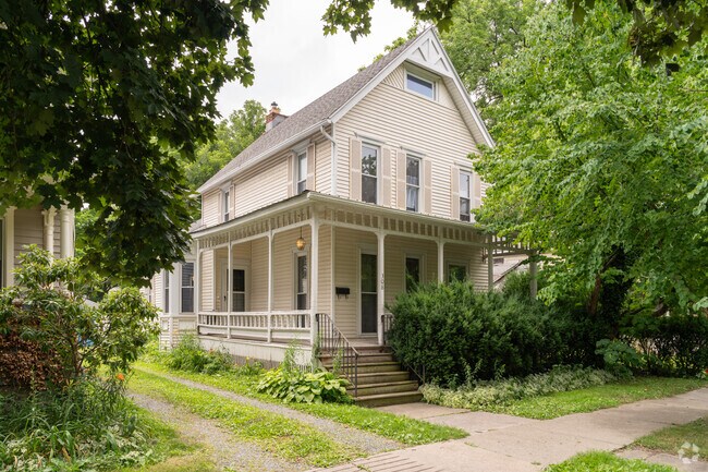 North Side counts as a biker's paradise with a bike score of 90 out of 100.