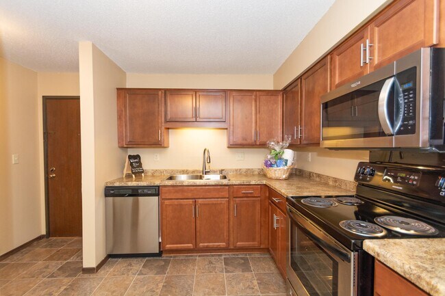 Hunters Ridge, Minnetonka, MN 55345 - photo 4