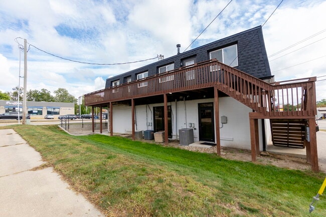 810 E 18th St unit 810, Cedar Falls, IA 50613 - photo 2