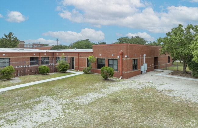 The student-teacher ratio at International School at Gregory is 13:1.