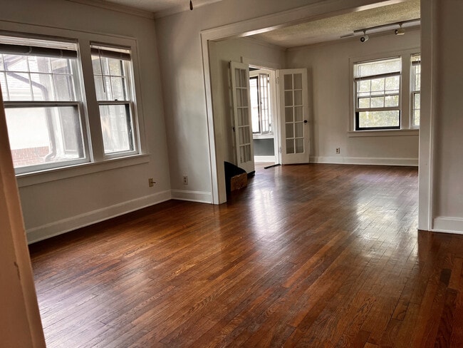 5035 Walnut St unit 5035 Walnut, Kansas City, MO 64112 - photo 3