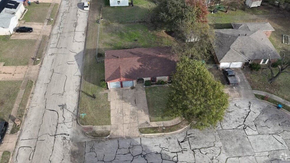 3501 Richardson Ct W, Fort Worth, TX 76119 - photo 2