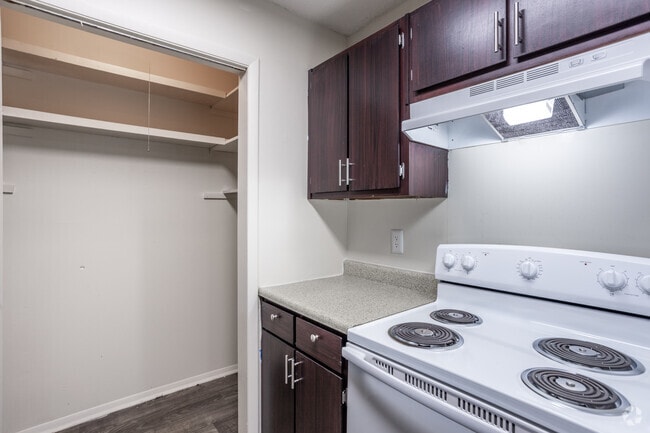 2BR, 2BA - 985SF - Kitchen