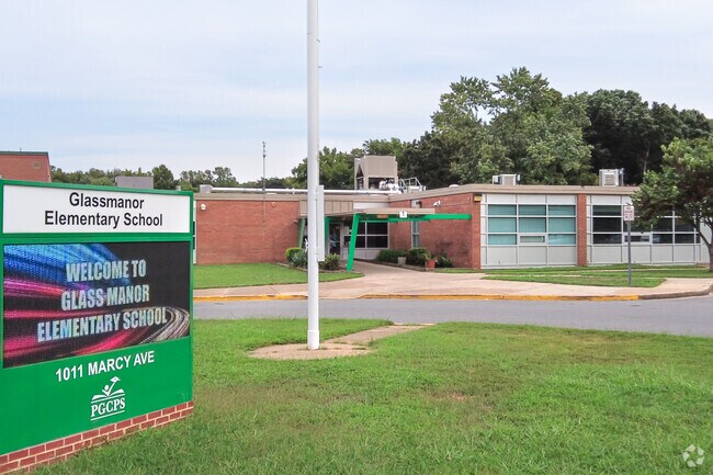 Glassmanor Elementary School has a student-to-teacher ratio of 14:1.