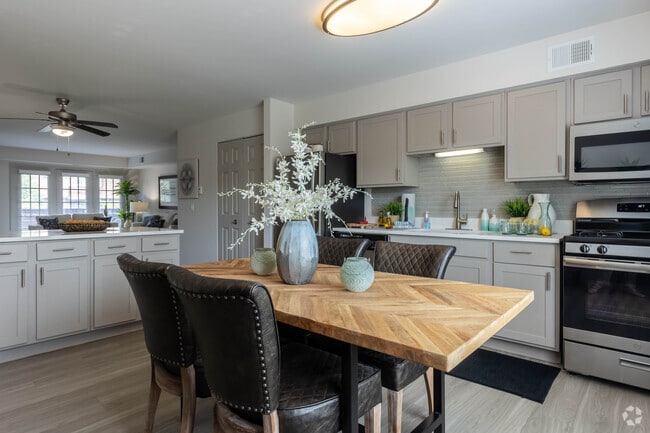 2BR, 2BA - 1,100SF - Dining