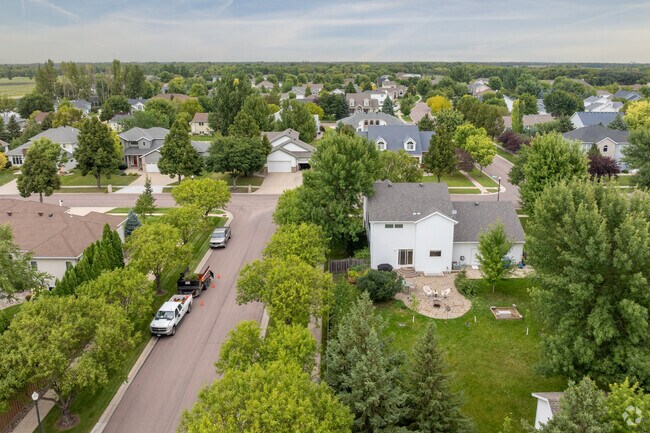 Just a stones throw from Fargo airport but none of the noise, Trollwood is a quiet neighborhood.