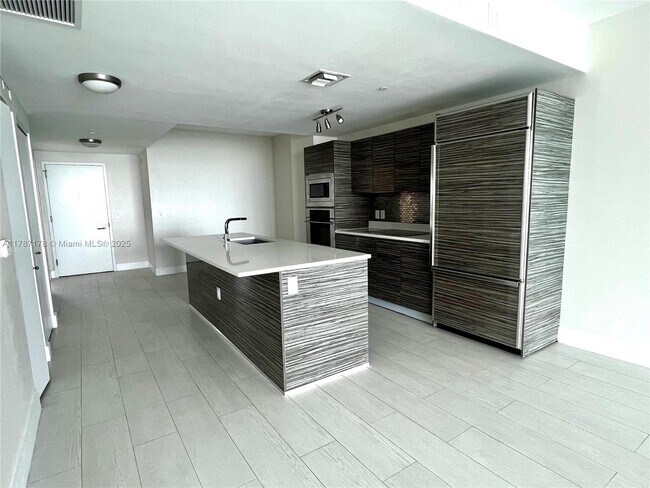 Icon Bay unit 1606, Miami, FL 33137 - photo 4