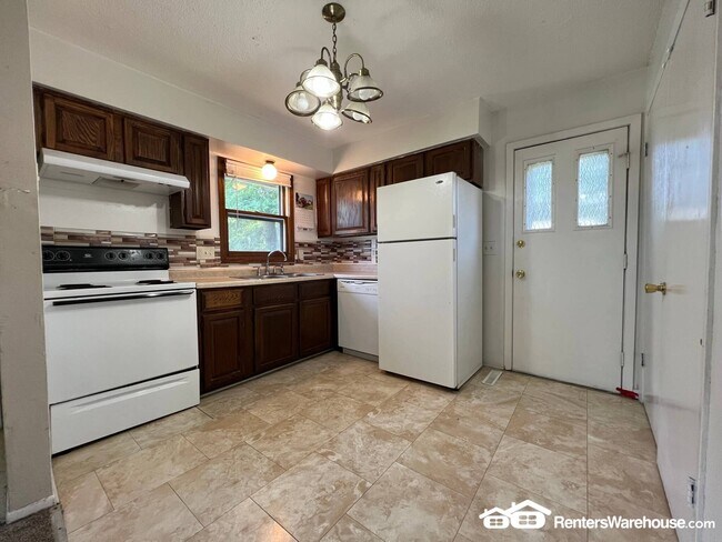 910 E Railroad Ave, Des Moines, IA 50309 - photo 5