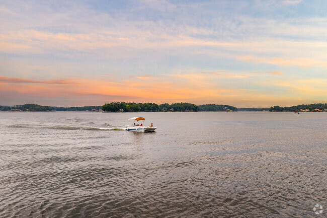 Lake Hamilton is a popular vacation destination for many Arkansas families.