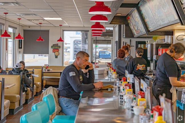 Grab lunch at Jerry's, located off of Route 66.