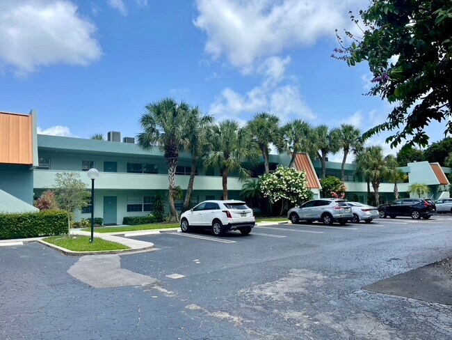 933 Cypress Grove Dr unit 204, Pompano Beach, FL 33069 - photo 3