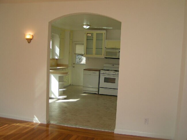 2204 Castro St, Martinez, CA 94553 - photo 2