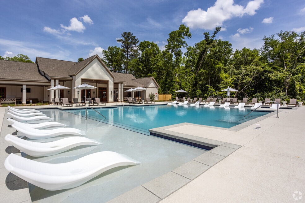 Saltwater Pool/Tanning Ledges