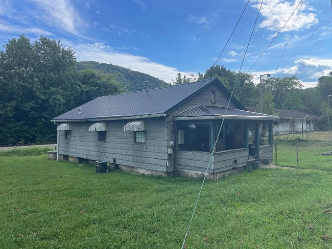 7370 E Dupont Ave, Glasgow, WV 25086 - photo 2