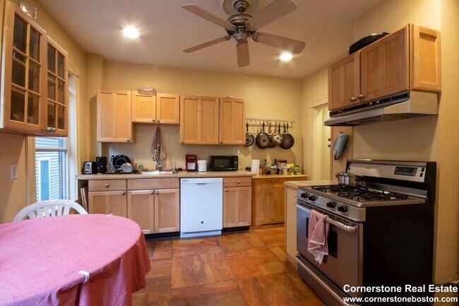 142 Calumet St unit 4, Boston, MA 02120 - photo 3