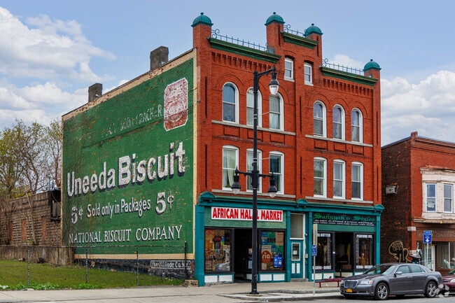 Many historic buildings and murals are located in Northside.