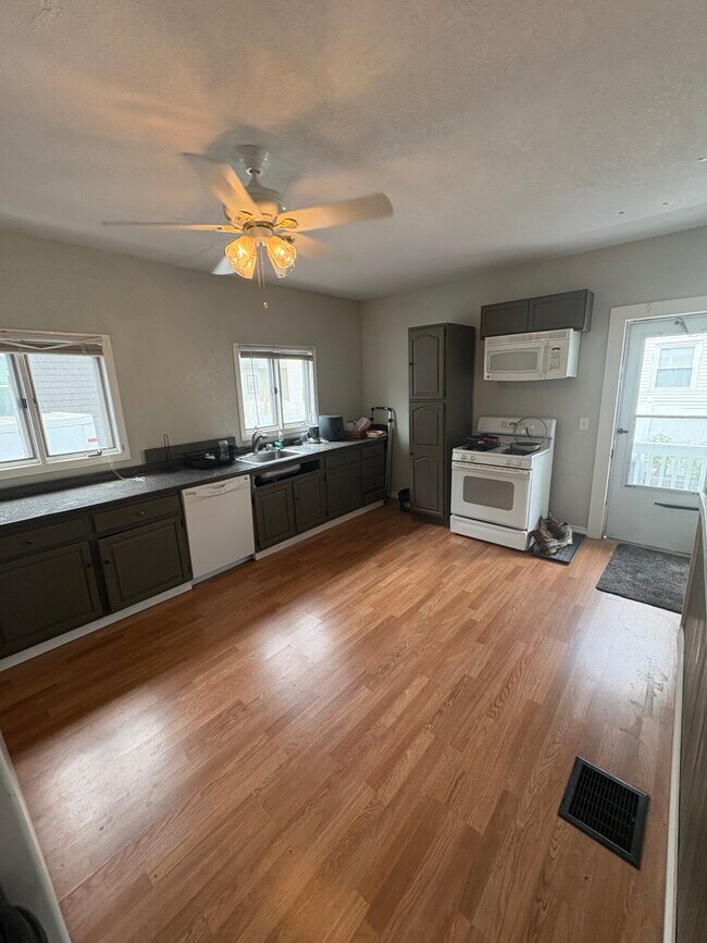 50 Bromfield Rd unit 1, Somerville, MA 02144 - photo 4