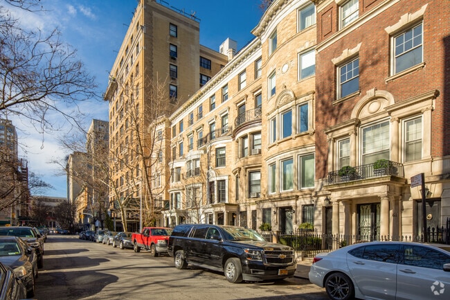 Condominiums and apartments make up the majority of housing options in Upper East Side.