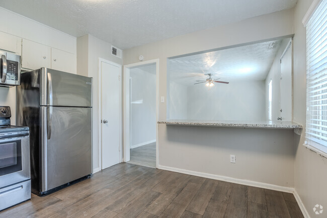 2BR, 1BA - 770SF - Kitchen
