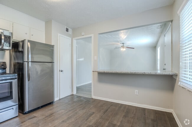 2BR, 1BA - 770SF - Kitchen