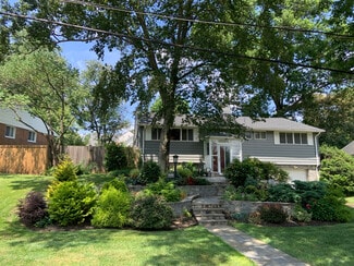10400 Farnham Dr, Bethesda, MD 20814