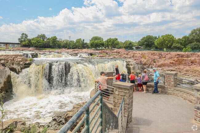 Norton Tract is just six minutes away from Falls Park by car.