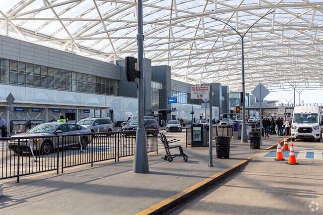 Newnan is only a 30 minute drive to Hartsfield-Jackson Atlanta International Airport.