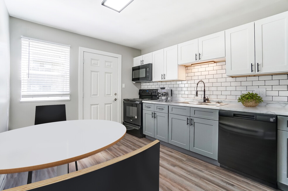 Hickory Creek Apartments, Fort Wayne, IN 46809 - photo 1