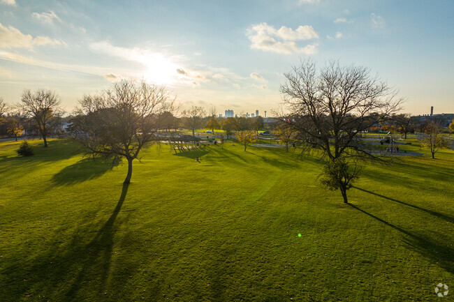 Hyde Park is a great spot near Niagara togo for a jog or watch the sunset.