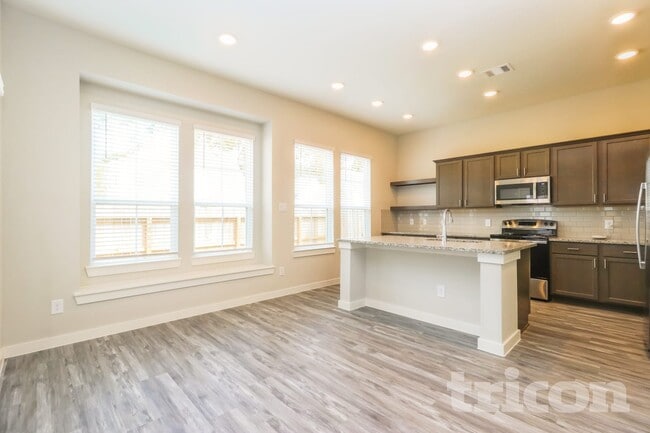 9835 Willow Creek Commerce Dr, Tomball, TX 77375 - photo 2