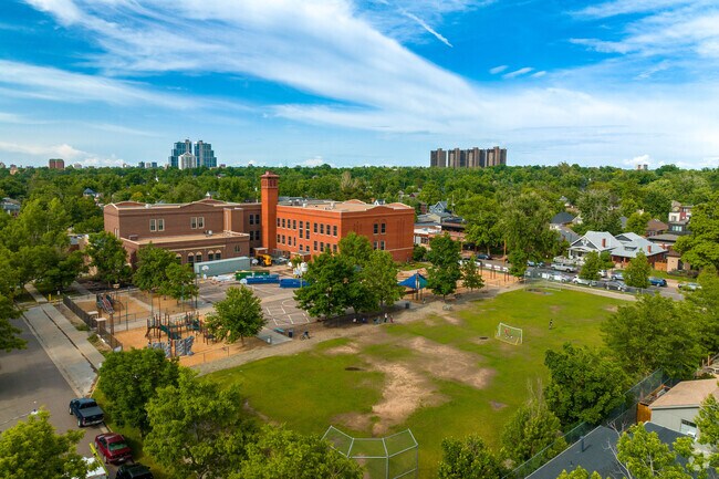 Lincoln Elementary School averages a student-teacher ratio of 16-1 per year.