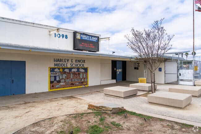 Knox Middle School has top ratings for education in Southcrest.