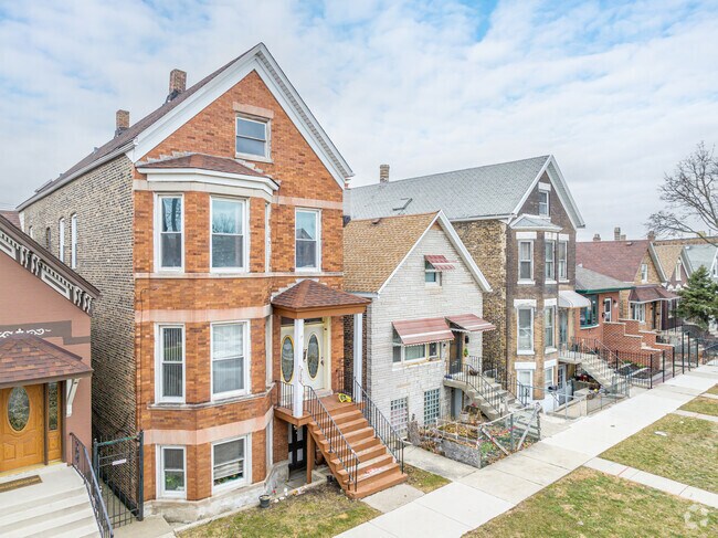 There are a lot of delightful homes nested in the quiet in the McKinley Park area of Chicago, IL