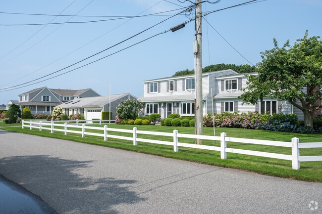 The architect varies greatly from home to home in East Falmouth.
