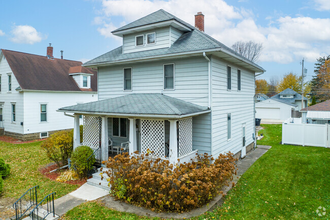Older, larger American Foursquare homes are common throughout Hilltop.