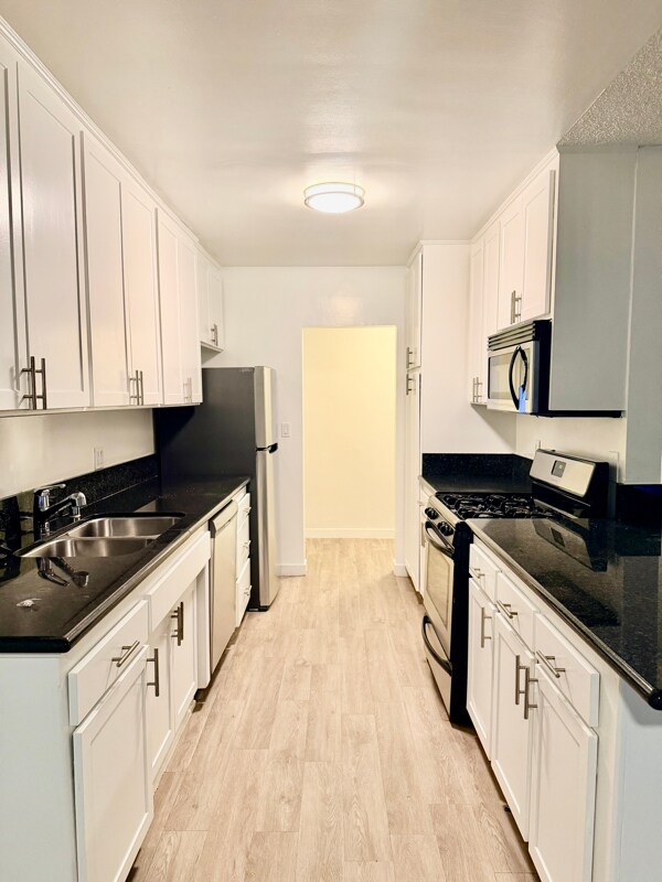 1284 Havenhurst Dr unit 110, West Hollywood, CA 90046 - photo 3