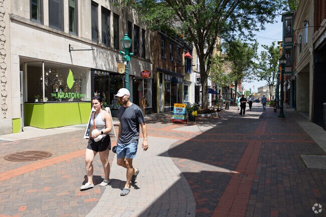 Jay Street offers Downtown Schenectady’s favorite cafés, pubs, and boutiques.
