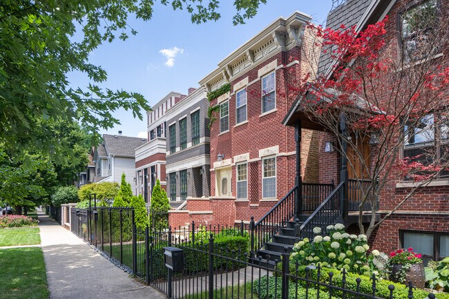 There are a variety of brick homes in Wicker Park.