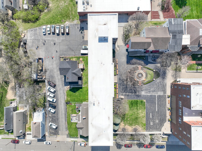 There are many homes that are near the school building.