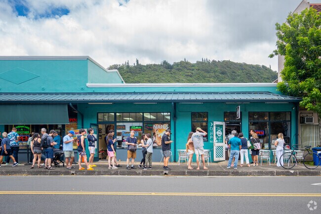 Locals and visitors alike flock to Off the Hook Poke for their flavorful creations.