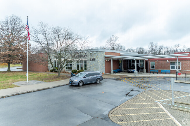 The student population of Stonewall Elementary School is 673 and the school serves PK-5.