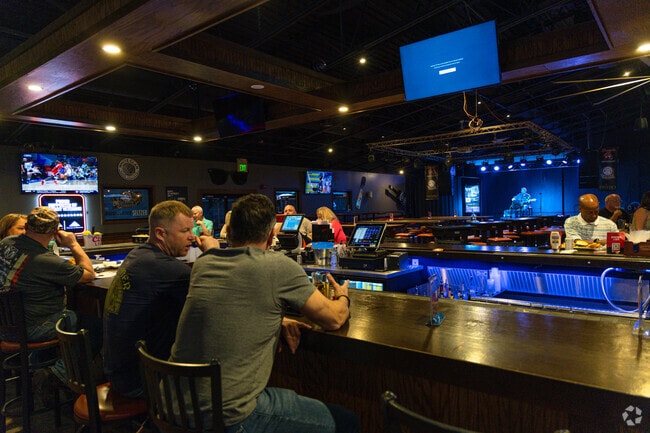 Twain’s Tavern is the go-to spot to meet up with friends for drinks in Pasadena.