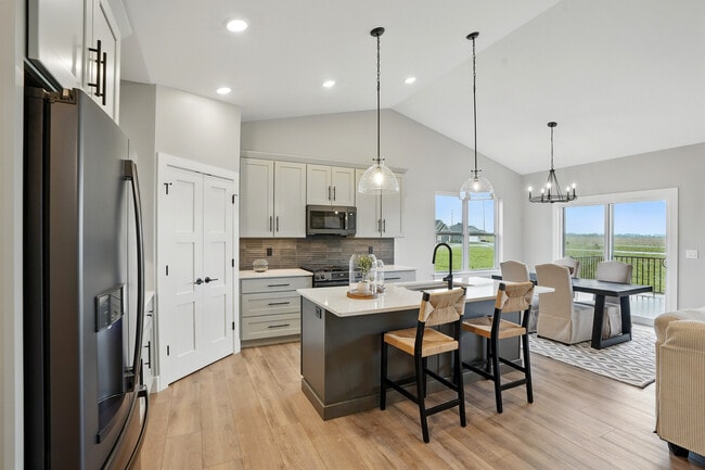 933 Long Dr, Solon, IA 52333 - photo 2