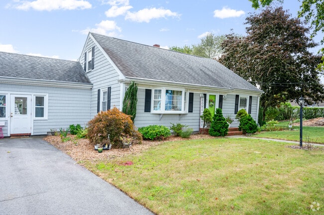 Many cape style homes in Riverside Park have large front yards.