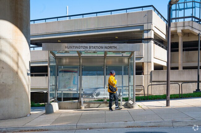 Huntington’s bus routes offer reliable connections across the DMV.